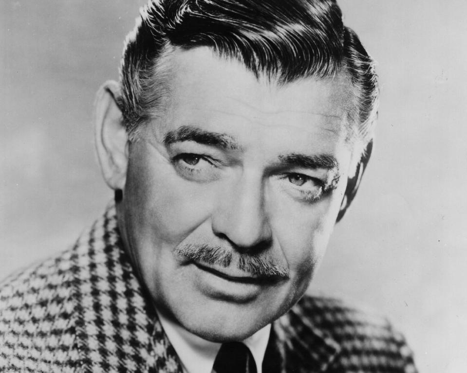 Clark Gable etwa war abonniert auf das verführerische Scheusal - und das nicht erst seit er 1939 Rhett Butler in "Vom Winde verweht" gab. Allein 1931, dem Jahr, in dem er seinen großen Durchbruch feierte, spielte er in zwölf Filmen mit. Kein Wunder, dass sein Spitzname lange Zeit "König von Hollywood" lautete. (Bild: Hulton Archive/Getty Images)