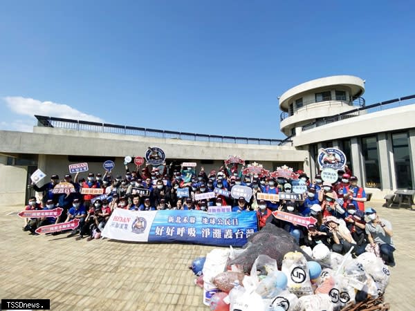 禾聯碩公司已將淨灘活動做為每年例行性活動。（圖：新北市教育局提供）