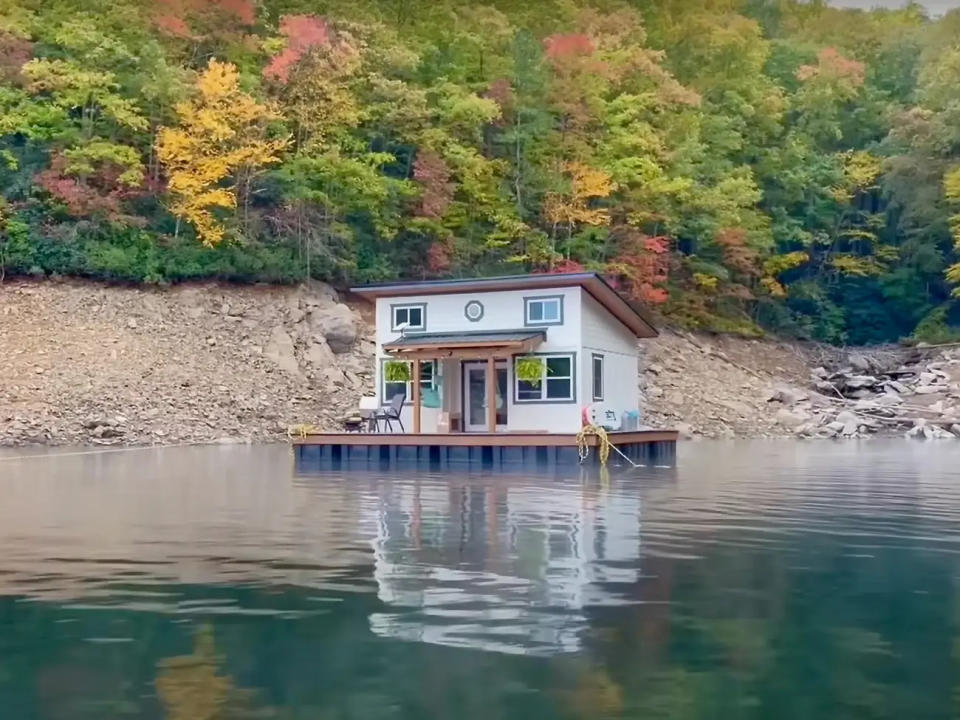 Das Paar baute ein schwimmendes Haus in der Mitte eines Sees in North Carolina.  - Copyright: Brandon Jones and Sarah Spiro/keepingafloatwiththejoneses