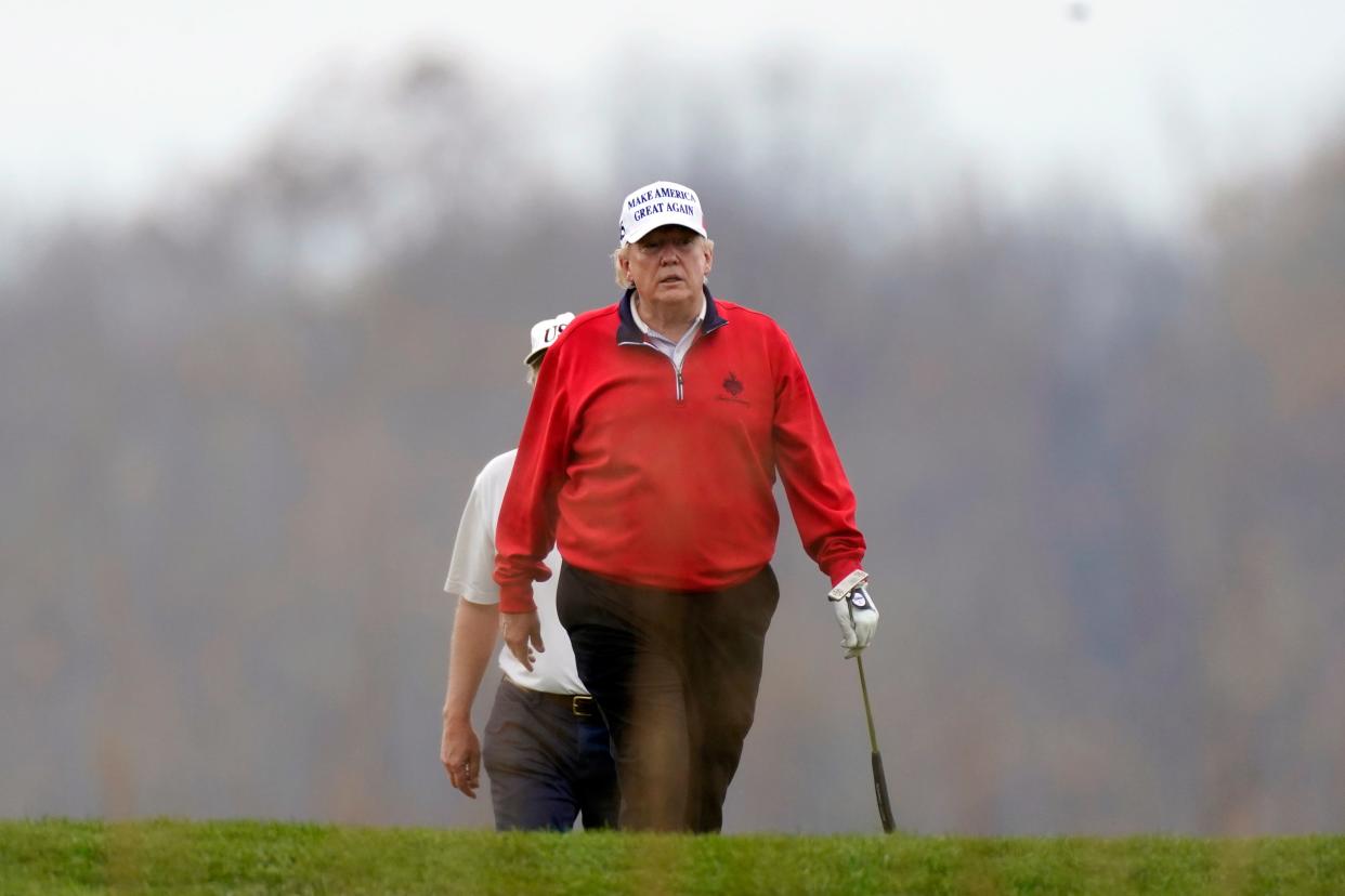 Trump plays golf