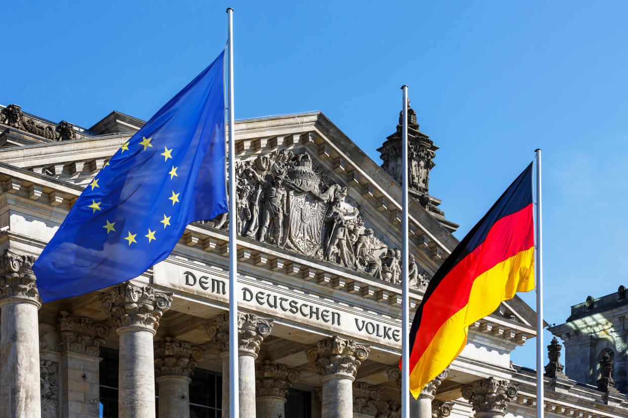 Photo d’illustration, deux drapeaux européens et allemands côte à côte à Berlin.