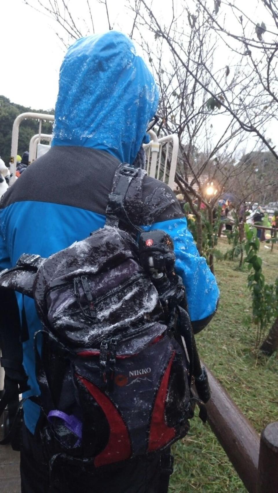 2016年1月寒流襲港，張清風上大帽山希望觀看結霜或下雪，中途露水結冰令背囊被冰封，他決定撤退。（受訪者提供相片）
