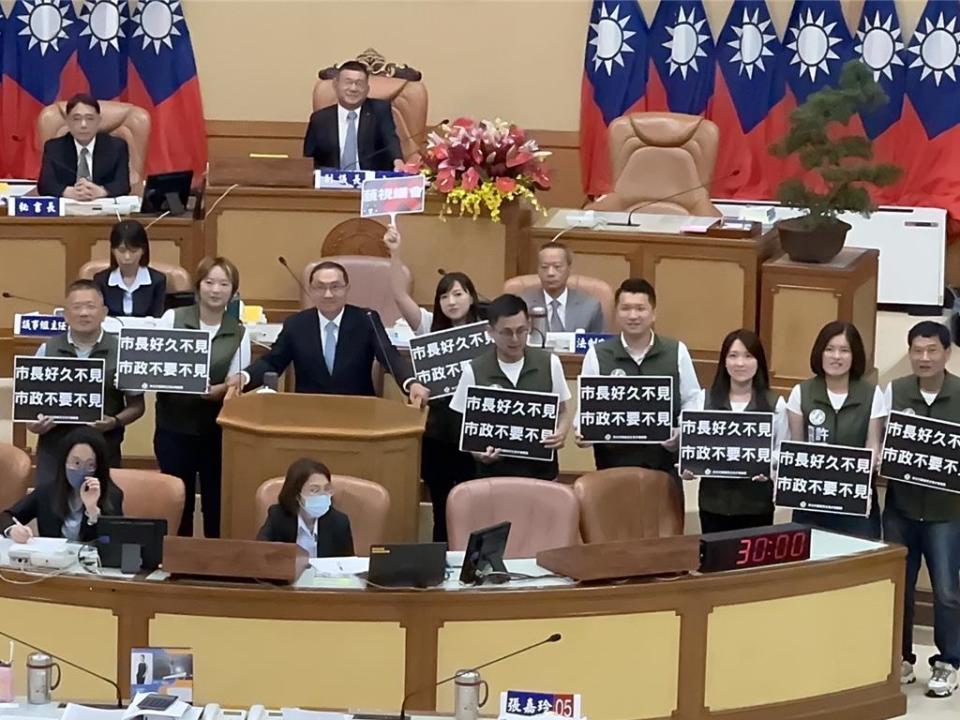 新北市議會民進黨團總質詢今（18）日聚焦中央吵翻天的《財政收支劃分法》與國會改革，提到苗栗縣長鍾東錦覺得國民黨版本「像在作夢」，逼新北市長侯友宜表態，還稱侯選過總統變縮頭烏龜，讓侯不滿回應「不要用這話侮辱別人」，對於財劃法他的態度是新北只要有合理分配都接受，先求有再求好。（柯毓庭攝）