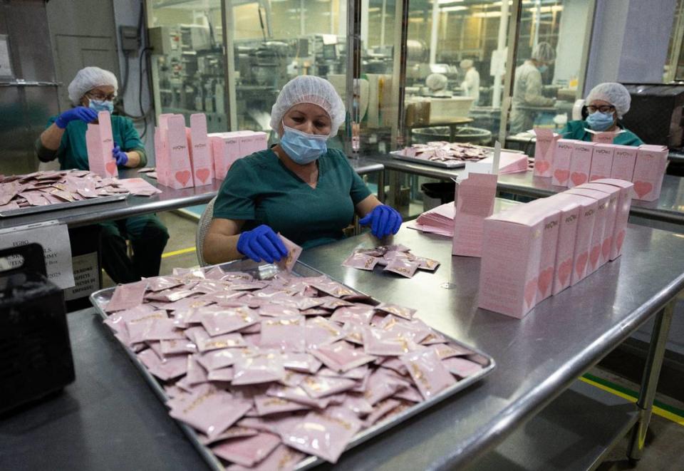 Trabajadoras empaquetan gomitas FGBG Hair, Skin and Nails en el almacén de empaquetado de PharmaCenter, el martes 19 de marzo de 2024, en Davie, Florida. Fabrican y envasan sus productos de suplementos y productos de salud para otras empresas. Alie Skowronski/askowronski@miamiherald.com