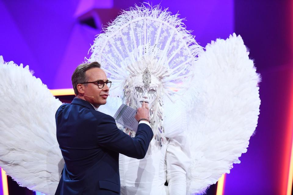 Tolle Gesangsleistungen, fantastische Kostüme, wildeste Spekulationen der Juroren. Gute Laune überall. Die zweite Folge von "The Masked Singer" hielt alles, was die Auftaktfolge versprochen hatte. Das galt leider auch für die Ernüchterung, als die zweite Maske fiel.