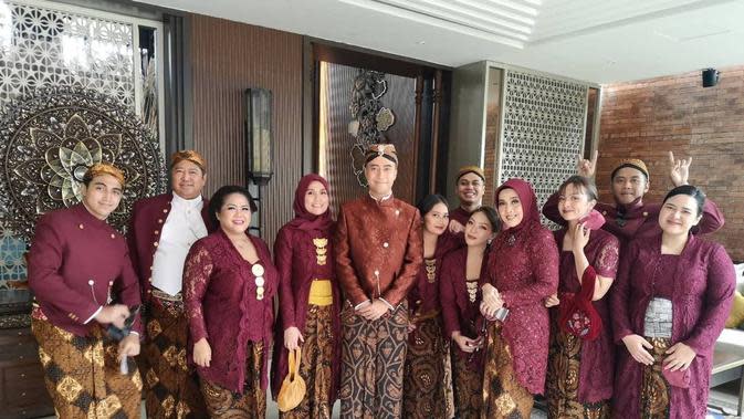 Penampilan Vidi Aldiano dan Sheila Dara kompak pakai busana adat Jawa. (Sumber: Instagram/poppyhanadhy)