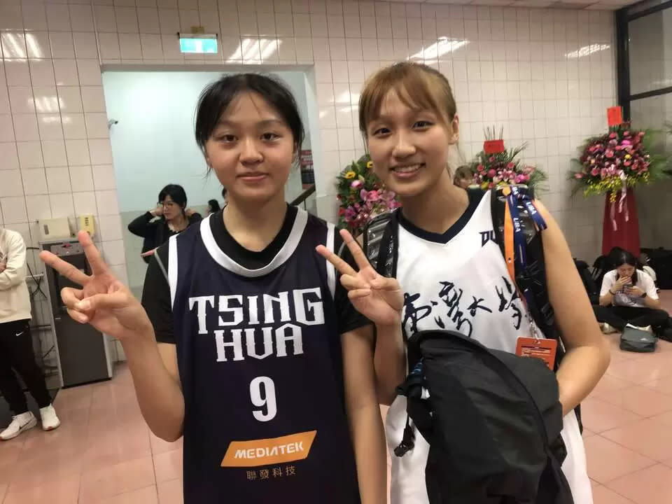 U19世青國手吳珮璿(右)和清華大一菜鳥U18世界盃3x3國手鄭莉萱是宜蘭復興國中隊友。大會提供