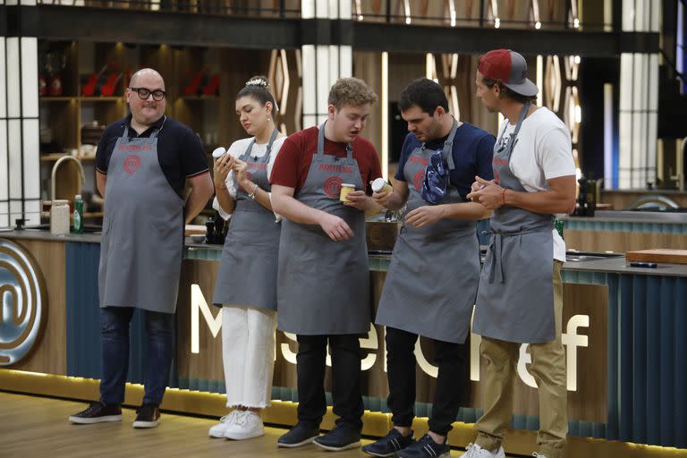 Rodolfo Vera Calderón, Estefanía Herlein –recientemente eliminada-, Aquiles González Sviatschi, Rodrigo Salcedo y Juan Francisco Moro, los cocineros miran el cereal que les tocó cocinar