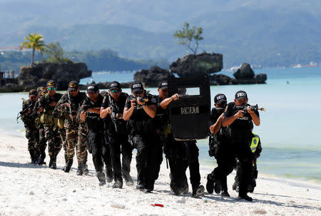 Members of the police SWAT team take part in a hostage taking drill, a day before the temporary closure of the holiday island Boracay, in the Philippines April 25, 2018. REUTERS/Erik De Castro