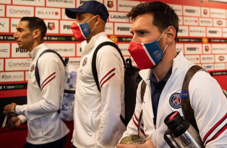 Angel di María, Keylor Navas y Lionel Messi en la llegada al estadio de Rennes