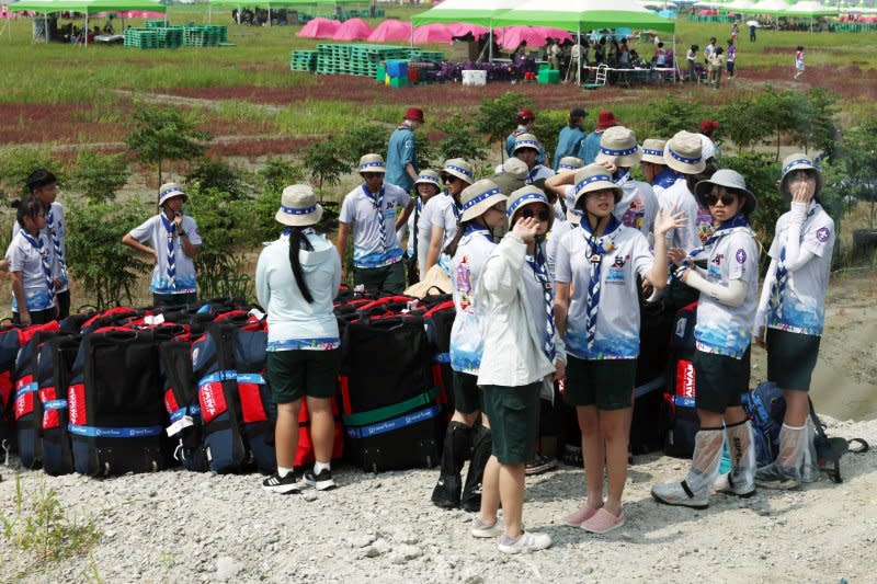 The event is being held on a reclaimed tidal flat near the southwestern town of Buan, which offers no trees or natural shade for campers. Photo by Yonhap