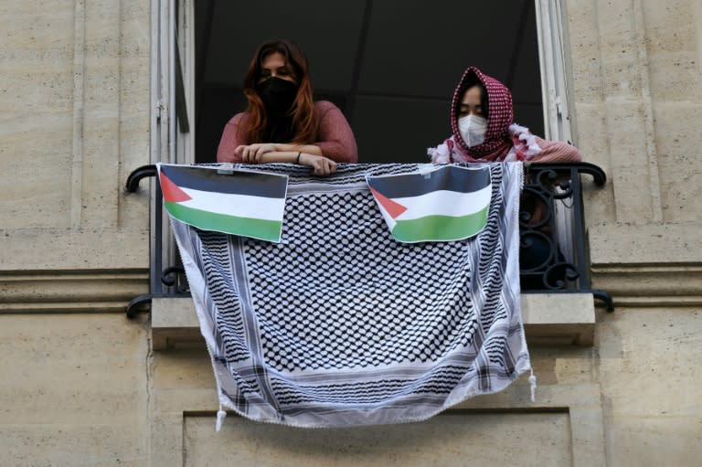 Des manifestants pro-palestiniens à Sciences Po Paris, le 26 avril 2024 (Dimitar DILKOFF)