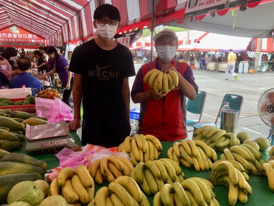 本檔期假日農市推出消費滿額送香蕉的促銷活動。（記者施春瑛攝）