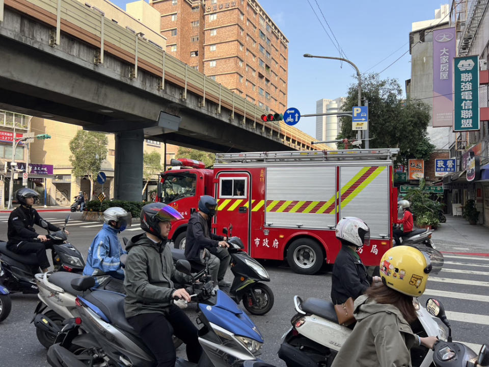 0403花蓮大地震，全台消防車跑不停。(圖／陳俊吉攝)