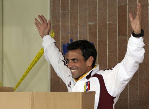 El candidato opositor Henrique Capriles antes de votar en Caracas el 14 de abril