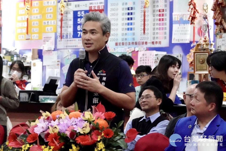 台中市運動局長李昱叡代表市長盧秀燕歡迎保齡球好手齊聚台中。
