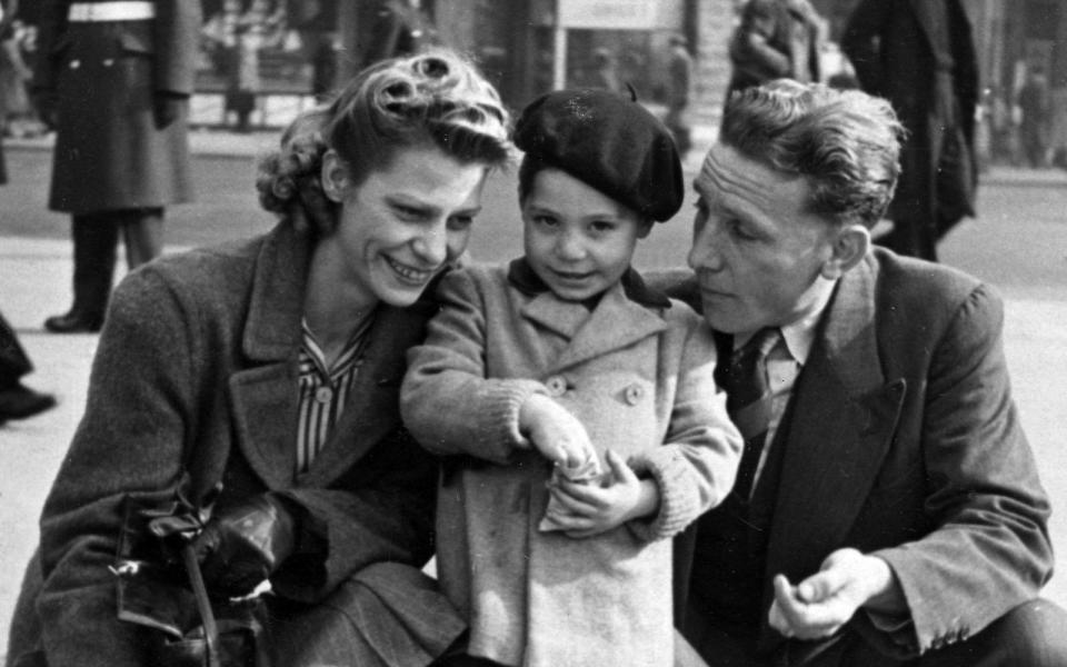 Der nächste in den feinsten Sonntags-Zwirn gekleidete Kandidat, zweijährig am Piccadilly Circus, umgeben von den lieben Eltern. Wer könnte das sein? (Bild: Linda Roots/Getty Images)