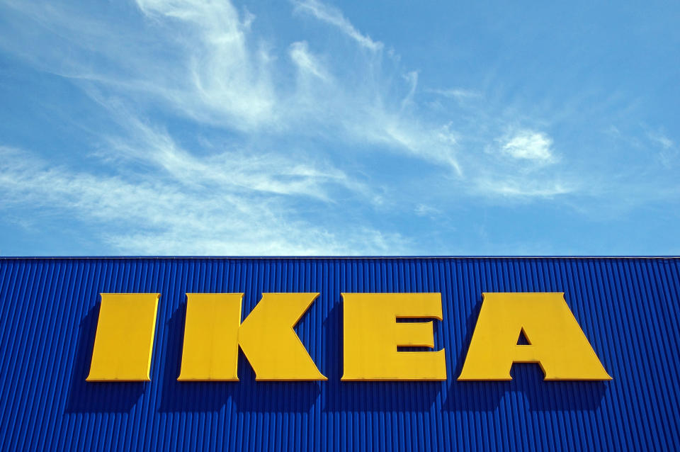 <p>Im Vormonat war es noch der zweite Platz, im August reicht es nur noch für Rang drei. IKEA verliert einen Rang und das bei ordentlichen Interaktionszahlen. Allerdings wirken die mit Blick auf die Followerzahlen schon wieder gering: 676.000 auf Instagram, 27 Millionen auf Facebook. Hier muss jedoch angemerkt werden, dass IKEA keine länderspezifischen Accounts betreibt, sondern nur eine allgemeine Facebookseite mit länderspezifischen Postings. </p>