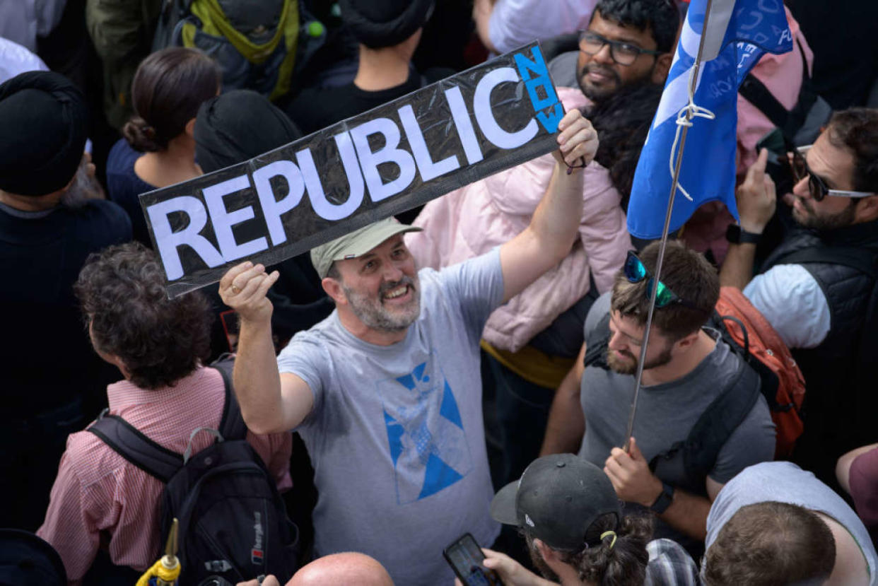 ENDINBURGH, SCOTLAND - SEPTEMBER 11: A anti-royalist protester in the crowd during a Accession Proclamation Ceremony at Mercat Cross, publicly proclaiming King Charles III as the new monarch on September 11, 2022 in Edinburgh, Scotland. King Charles III ascended the throne of the United Kingdom on the death of his mother, Queen Elizabeth II on 8 September 2022. (Photo by Wattie Cheung - WPA Pool/Getty Images)