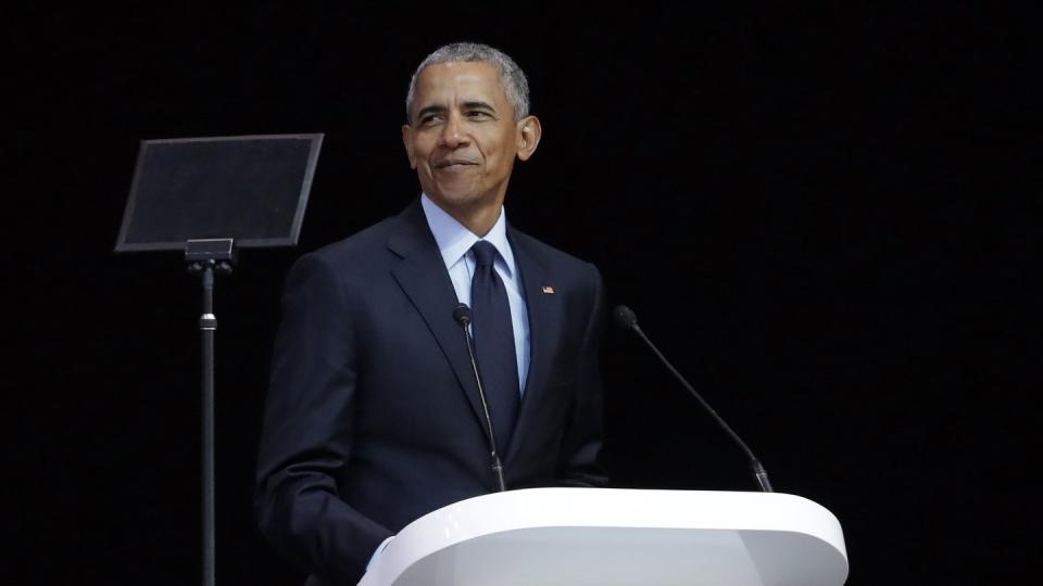 Barack Obama hält auf der Bühne im Wanderers Stadium in Johannesburg eine Rede zui Ehren von Nelson Mandela. Foto: Themba Hadebe/AP