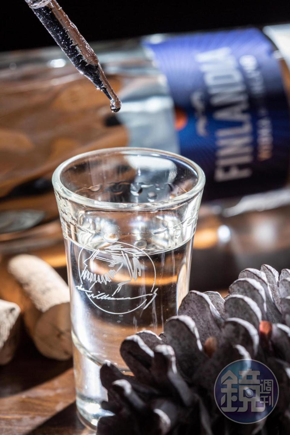 SHOT「情人的眼淚」用「Finlandia Vodka」（芬蘭伏特加）再滴上「Ardbeg威士忌」的烈酒，酒質夠勁，帶著獨特的泥煤味。（150元／杯）