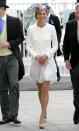 <p>La duchesse de Cambridge a intégré son propre style distinct en portant ce style robe/manteau blanc lors d'un évènement du Derby Day Festival à l'hippodrome d'Epsom le 4 juin 2011 à Epsom, en Angleterre. <i>(Photo : Indigo/Getty Images)</i></p>