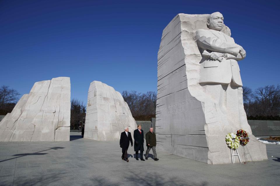 Donald Trump, Vizepräsident Mike Pence und Innenminister David Bernhardt besuchten am Montag das Martin-Luther-King-Denkmal in Washington. (Bild: Evan Vucci/AP Photo)