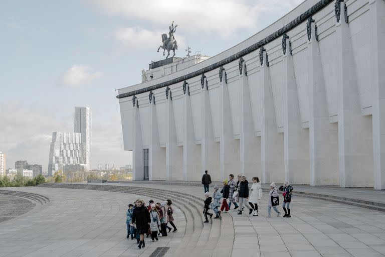 Niños en edad escolar afuera del museo de la Segunda Guerra Mundial en Moscú el jueves 13 de octubre de 2022