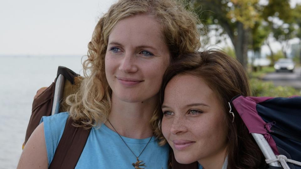 Am Ziel der Träume angelangt: Catrin (Cornelia Gröschel, l.) und Maja Streesemann (Sonja Gerhardt) am Balaton in Ungarn