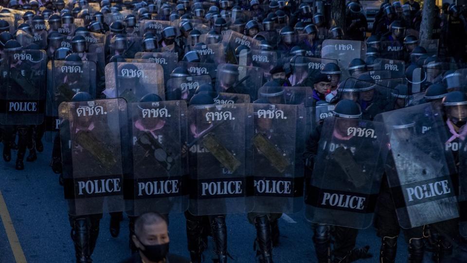 Ein Großaufgebot von Sicherheitskräften war zuvor zu dem Ort in der Nähe des Regierungssitzes gezogen, an dem die Demonstranten nach der Kundgebung vom Mittwoch kampiert hatten.