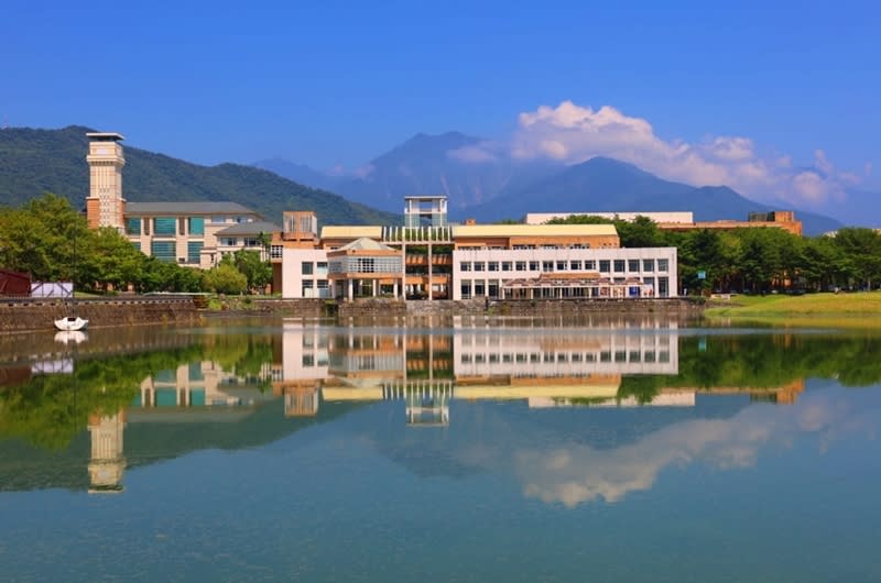 國立東華大學校內湖畔餐廳遭學生在社群發文反映，飲用水跟紅茶有怪味，經校方採樣送花蓮縣衛生局檢驗，檢出紅茶的大腸桿菌超標。餐廳表示，已立刻更換濾水設備，未來會將過濾水煮沸後再提供給學生飲用。（圖取自東華湖畔餐廳Facebook）