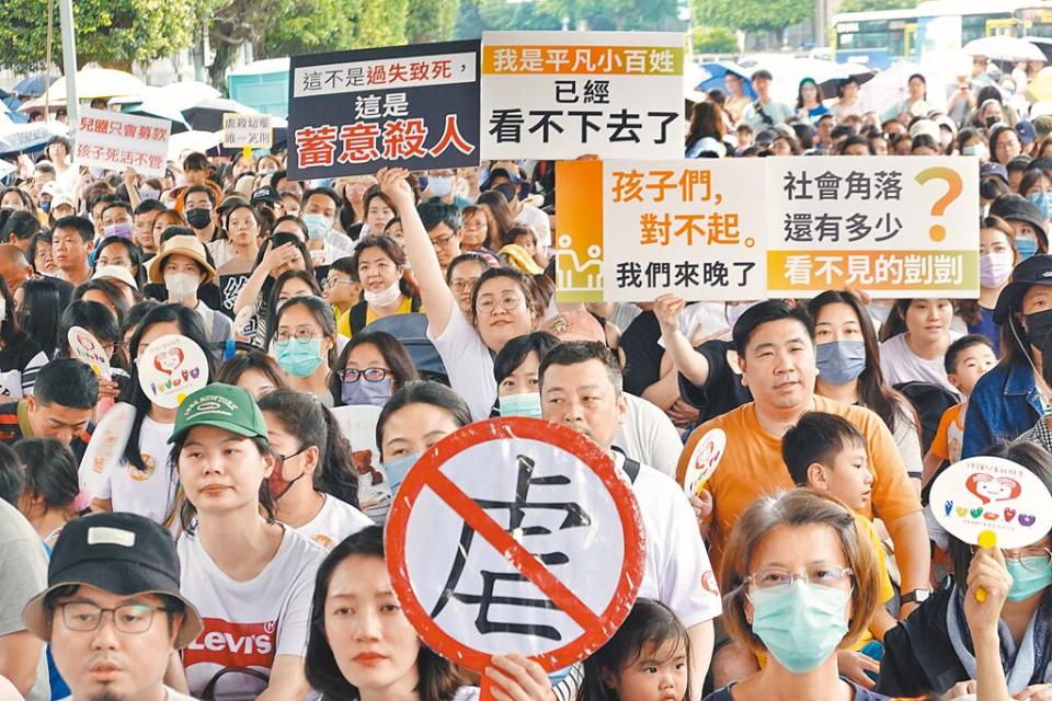 中華民國兒童權益促進協會27日在凱道舉行「保護兒童我願意，終結兒虐陽光再現」集會陳情活動，出席民眾高舉標語，希望終結兒虐。（姚志平攝）