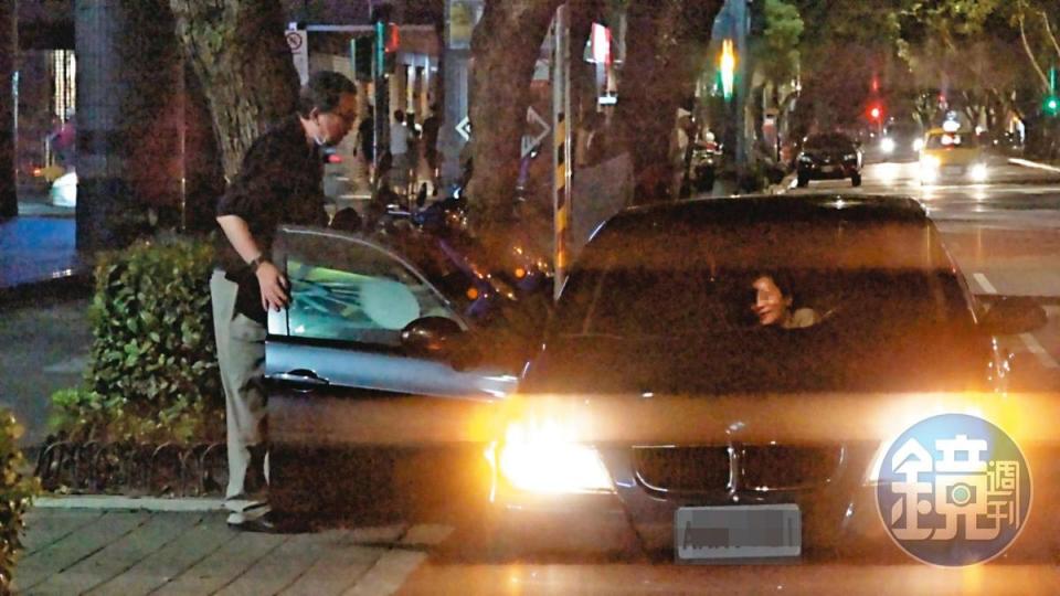 9月17日21：32，趙怡（左）與美魔女（右）車會了半小時，推開車門下車，下車後還頻回頭，捨不得與美魔女道別。