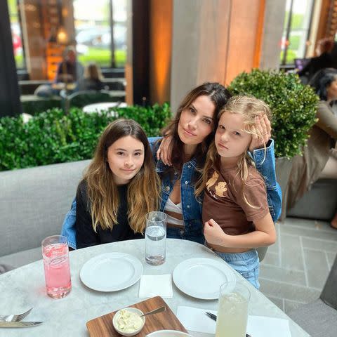 <p>Samantha Robertson/Instagram</p> Samantha Robertson and her two daughters