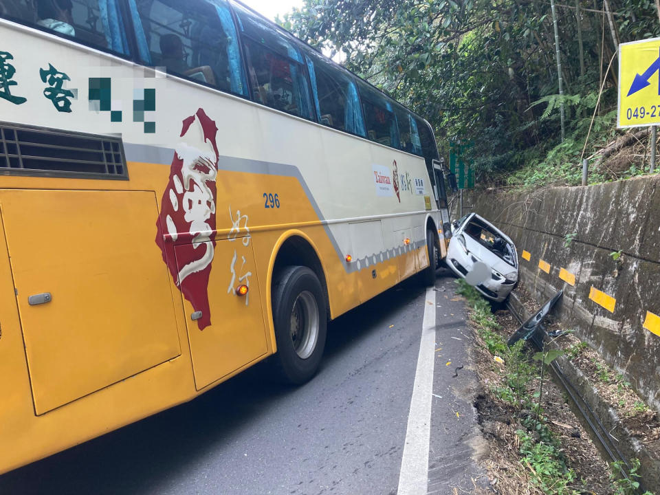 就連車上乘客都感謝是白色小客車救下她們。（圖／翻攝自爆料公社公開版 臉書）