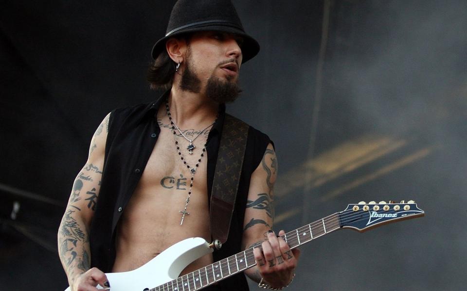 Dave Navarro stieg in den 90-ern kurzzeitig bei den Red Hot Chili Peppers ein und ist bis heute ein gefragter Gastmusiker. Er spielte Gitarre für Janet Jackson, Christina Aguilera, Guns N'Roses, Puff Daddy und Alanis Morissette. Noch mehr Aufmerksamkeit erzeugten nur seine Ehe mit Carmen Electra und seine Drogen-Eskapaden. 2020 stand er auch wieder mit Jane's Addiction auf der Bühne. (Bild: Mark Metcalfe/Getty Images)