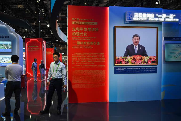 Un retrato del presidente de China, Xi Jinping, se ve mientras las personas visitan el pabellón de China durante la 6ta Exposición Internacional de Importaciones de China (CIIE) en Shanghai el 5 de noviembre de 2023.