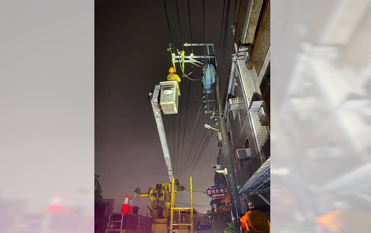 ▲電筒深夜爆炸竄火光！雲林虎尾停電　台電冒雨全力搶修（圖／翻攝自《～興中里大小事～『虎尾鎮興中里長蔡添丁服務團隊』》臉書）