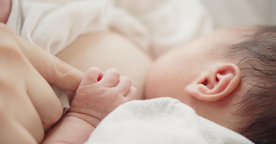 Según los indicios, una feromona secretada por las mamas de las mujeres podría inducir un reflejo de succión en los bebés. <a href="https://www.shutterstock.com/es/image-photo/close-baby-hand-holding-mom-fingers-2153657469" rel="nofollow noopener" target="_blank" data-ylk="slk:HarryKiiM Stock / Shutterstock;elm:context_link;itc:0;sec:content-canvas" class="link ">HarryKiiM Stock / Shutterstock</a>