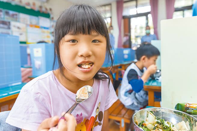 新竹縣國中小學生營養午餐因班班有石斑政策而有石斑魚。（本報資料照片）