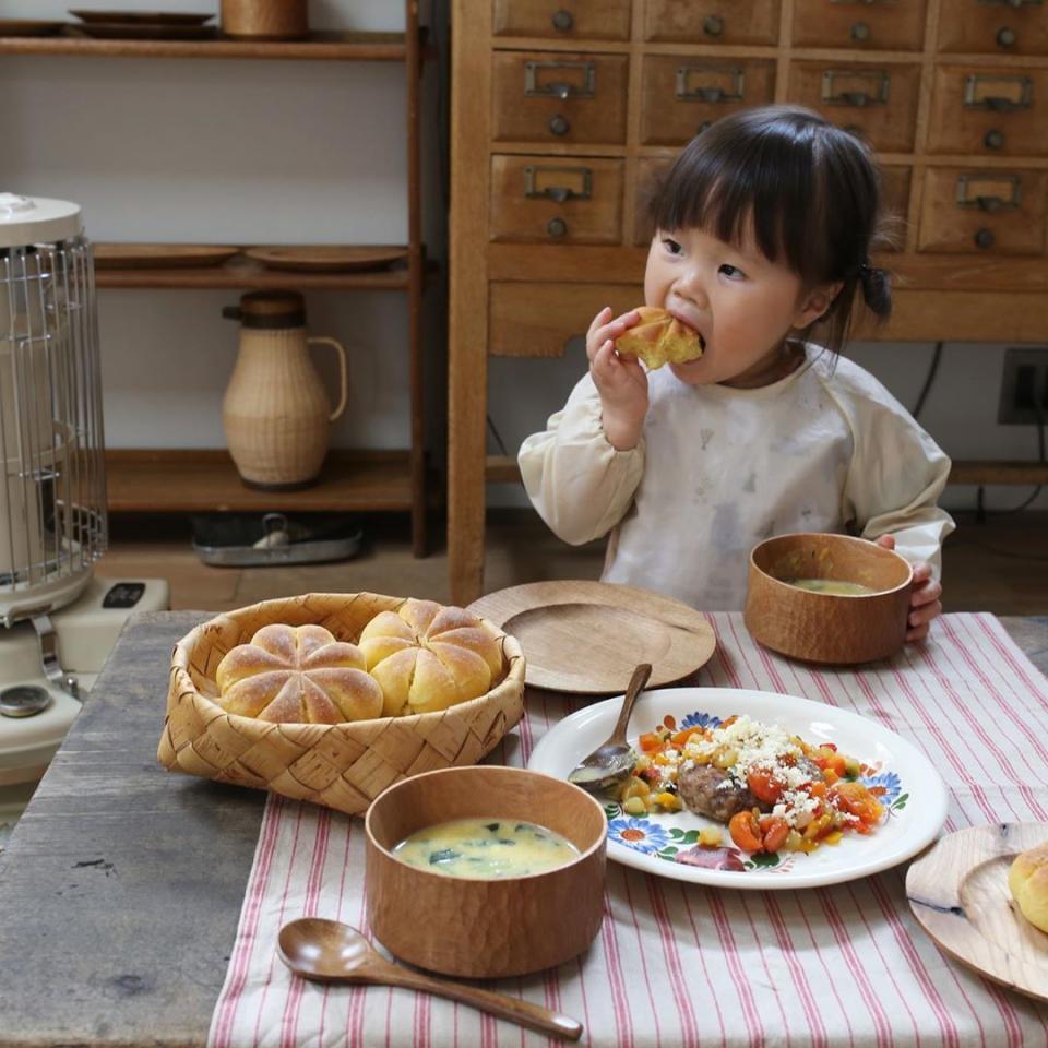 【料理達人】踩住凳仔落廚　3歲萌妹技巧超班