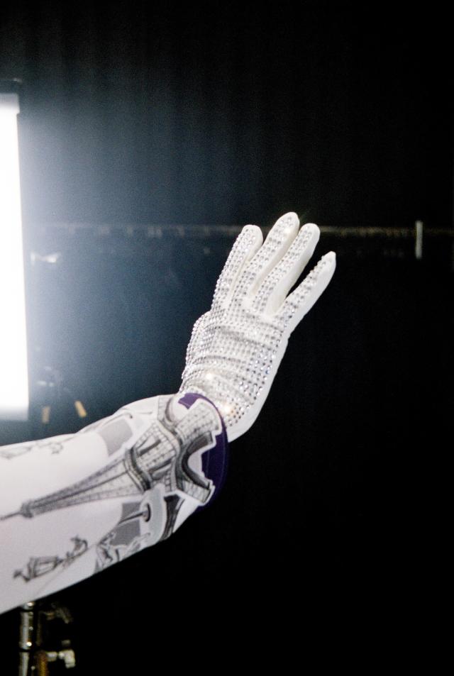 LOUIS VUITTON BY VIRGIL ABLOH FW19 SHOW GLOVE