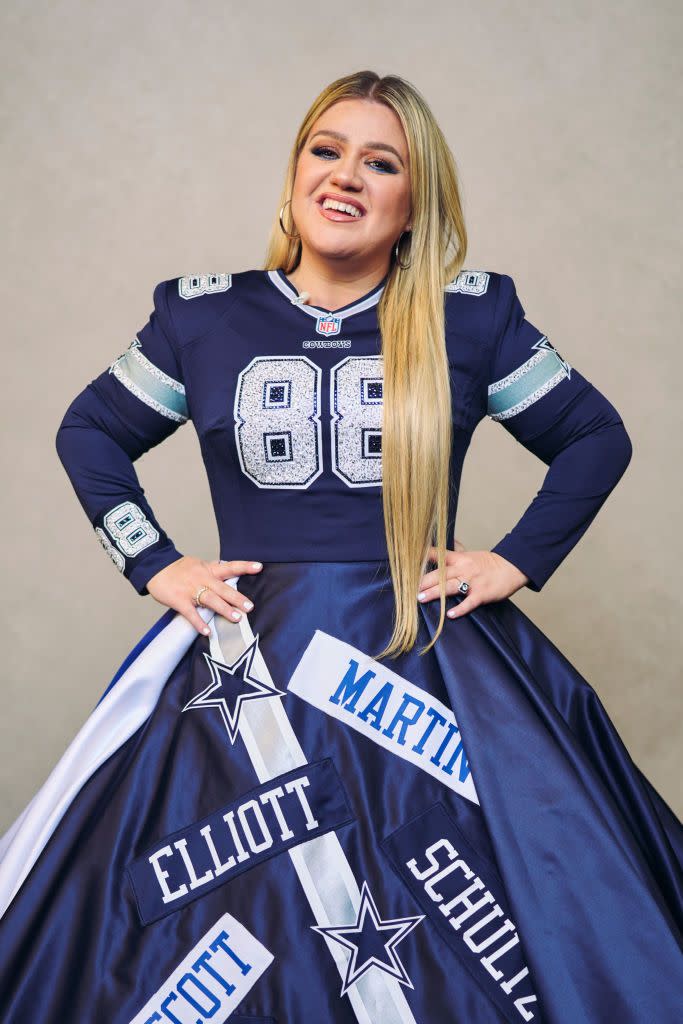 phoenix, az february 09 kelly clarkson poses for a photo while wearing a dallas cowboys dress during nfl honors at the symphony hall on february 9, 2023 in phoenix, arizona photo by cooper neillgetty images