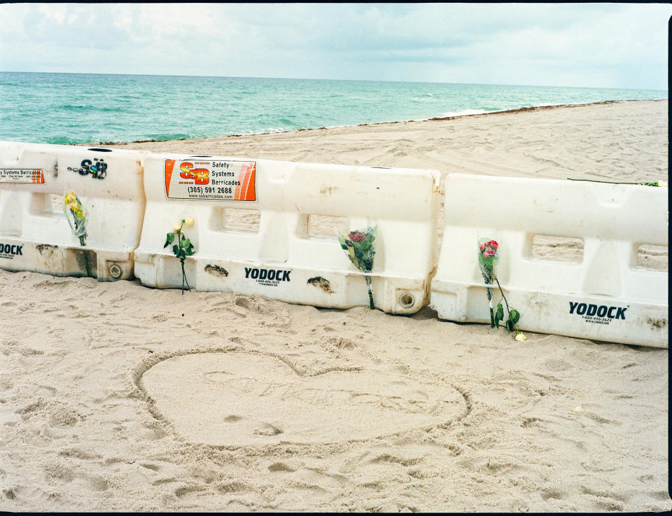 Flowers attached to barriers on the beach near where the Champlain Towers South collapsed.<span class="copyright">Ysa Pérez for TIME</span>