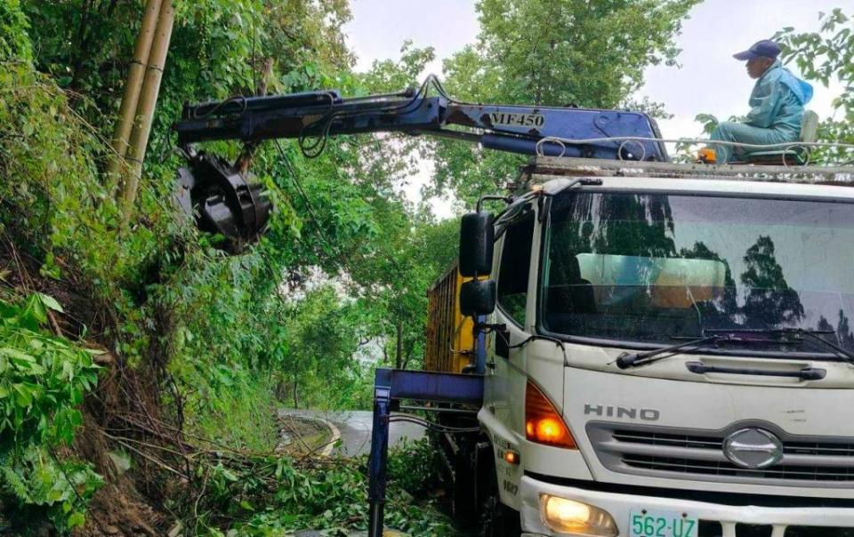 豪雨造成多處道路坍方、路樹倒伏，工程單位基即清除，恢復交通。(吉安鄉公所提供)