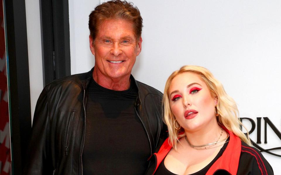 Stolzer Papa von Hayley ist natürlich - der Nachname verrät es gleich - "Knight Rider"- und "Baywatch"-Star David Hasselhoff. (Bild: Astrid Stawiarz/Getty Images for Max Mara)