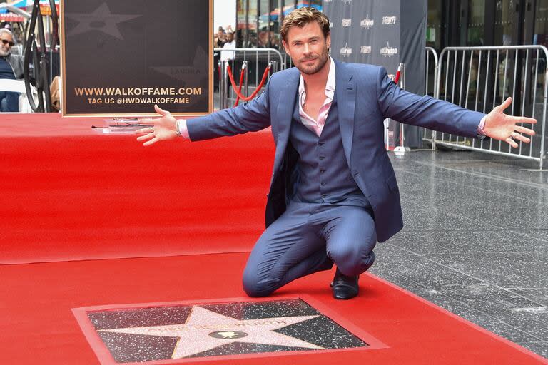 Chris Hemsworth, feliz, con su estrella