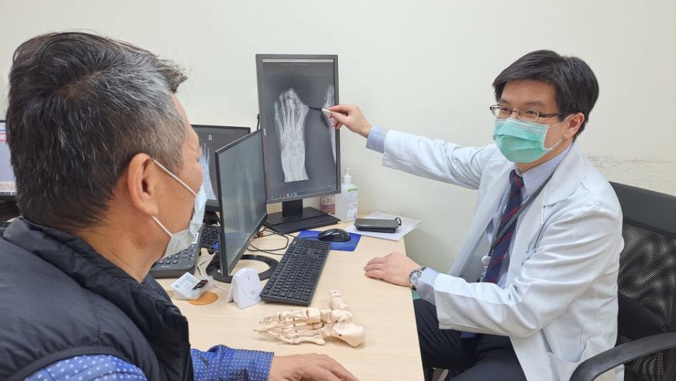 台北醫院骨科醫師洪濬麒表示，每4至5人就有1名長者拇趾外翻，強化足部肌肉可預防及改善。<br />（記者吳瀛洲攝）