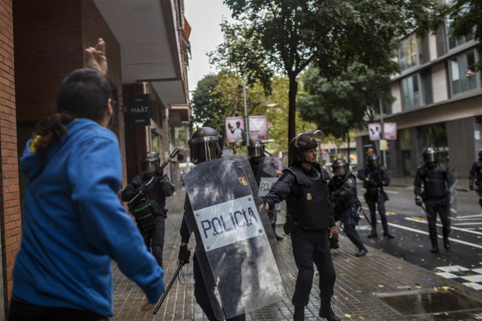 <p>A man shouts at Spanish police officers outside the Ramon Llull polling station in Barcelona Oct. 1, 2017 during a referendum on independence for Catalonia banned by Madrid. (Photo: Fabio Bucciarelli/AFP/Getty Images) </p>