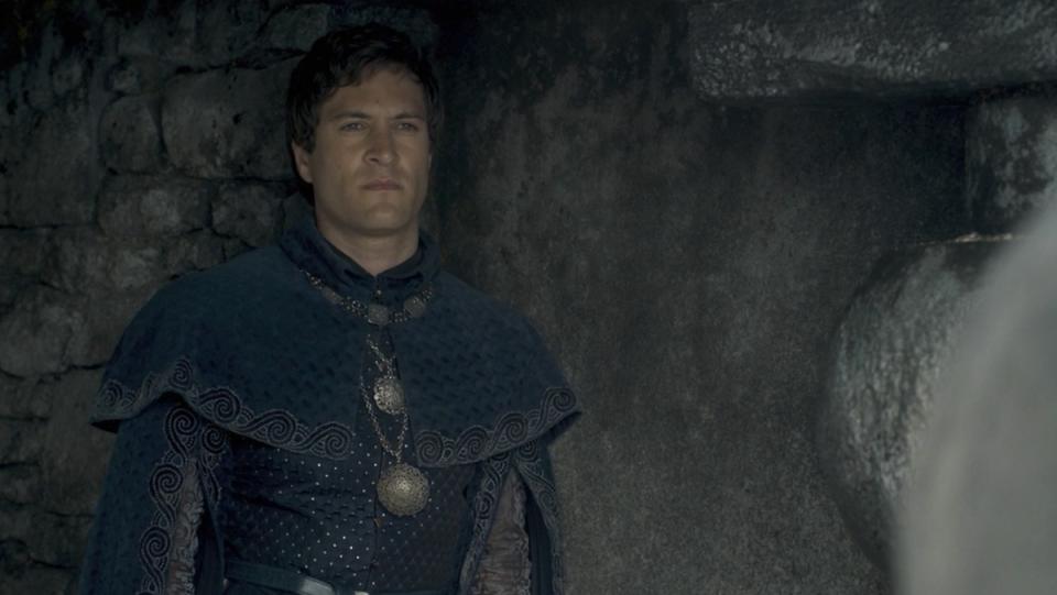 Qarl Correy inside a cave talks to Daemon Targaryen on House of the Dragon